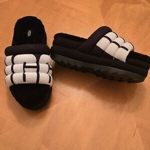 NWOT UGG SLIDES